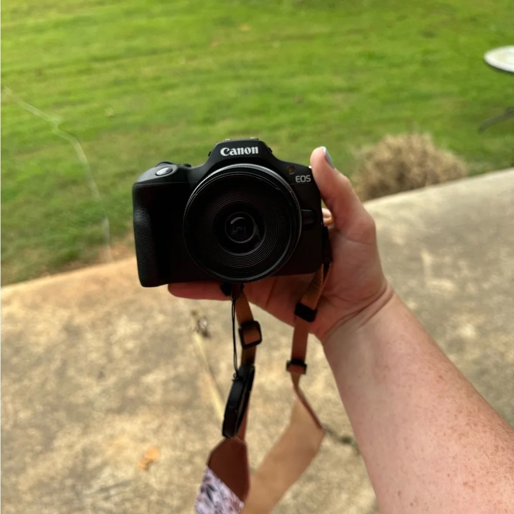 Canon EOS R100 Mirrorless camera Black with Floral Strap